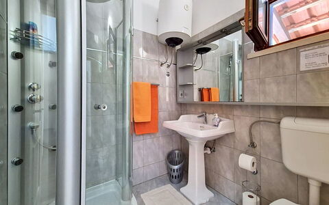 Blue: Interieur Ontwerp, Flooring, Verdieping, Kamer, Loodgieterswerkinrichting, Plafond, Wastafel, Loodgieter, Toilet, Kraan