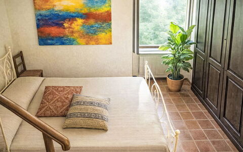 Cotoneaster: Meubilair, Bed, Interieur Ontwerp, Muur, Slaapkamer, Verdieping, Flooring, Hout, Bedding, Laken