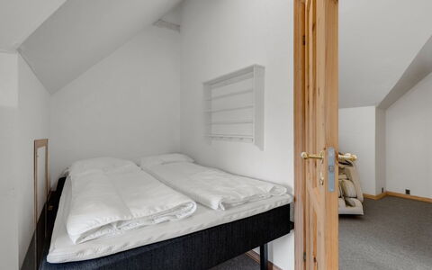 Blaguna - 9Km to the Fjord: Hout, Interieur Ontwerp, Slaapkamer, Verdieping, Plafond, Flooring, Bed, Bedding, Kamer, Laken