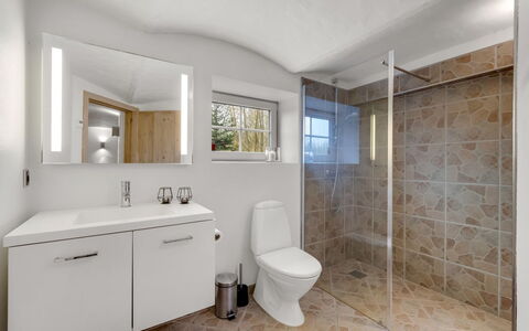 Blaguna - 9Km to the Fjord: Badkamer, Flooring, Loodgieterswerkinrichting, Interieur Ontwerp, Verdieping, Wastafel In De Badkamer, Wastafel, Badkamerkast, Plafond, Kraan