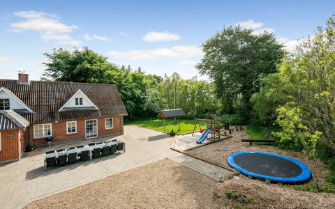 Blaguna - 9Km to the Fjord: Landschap, Huis, Huis, Land Lot, Verblijf, Gazon, Landgoed, Tuin, Werf, Schaduw