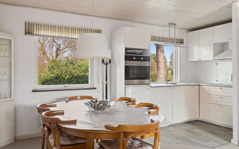 Paale - 395M from the Sea: Meubilair, Hout, Interieur Ontwerp, Flooring, Verdieping, Stoel, Kamer, Plafond, Woonkamer, Appartement