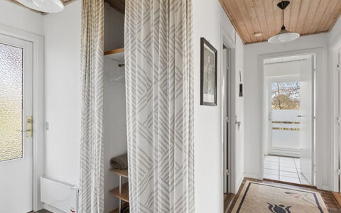 Paale - 395M from the Sea: Meubilair, Hout, Interieur Ontwerp, Flooring, Verdieping, Stoel, Kamer, Plafond, Woonkamer, Appartement