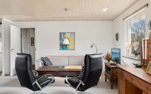 Paale - 395M from the Sea: Meubilair, Hout, Interieur Ontwerp, Flooring, Verdieping, Stoel, Kamer, Plafond, Woonkamer, Appartement
