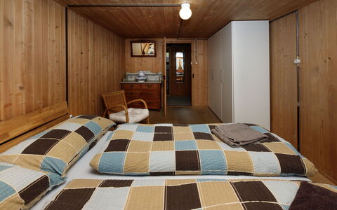 Haus Margrittli: Meubilair, Interieur Ontwerp, Verdieping, Flooring, Hout, Plafond, Kamer, Slaapkamer, Bed, Hardwood