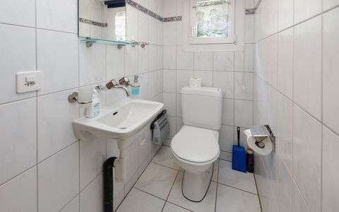 Haus Margrittli: Badkamer, Wc Bril, Wastafel In De Badkamer, Loodgieterswerkinrichting, Toilet, Wastafel, Flooring, Kraan, Verdieping, Interieur Ontwerp