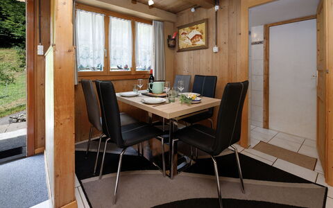 Haus Margrittli: Meubilair, Interieur Ontwerp, Hout, Flooring, Plafond, Kamer, Verdieping, Verlichting, Tafel, Keuken
