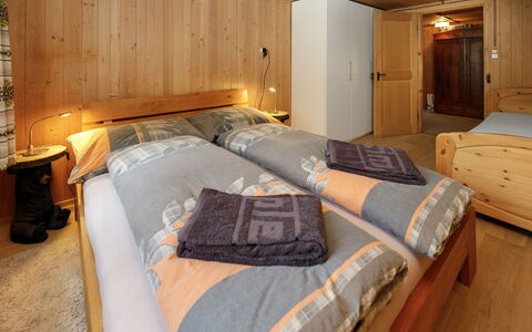Haus Margrittli: Hout, Interieur Ontwerp, Meubilair, Plafond, Flooring, Verdieping, Kamer, Slaapkamer, Bed, Hardwood