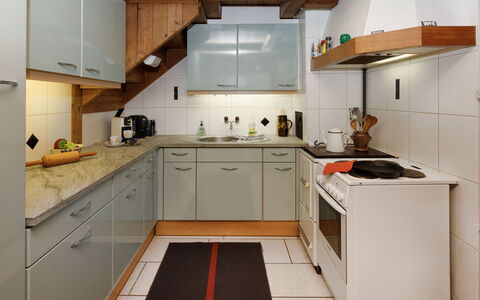 Haus Margrittli: Keuken, Countertop, Toestel Van De Keuken, Flooring, Cabinetry, Hout, Interieur Ontwerp, Major Appliance, Verdieping, Plafond