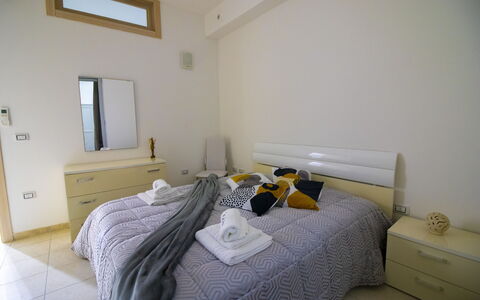 Villa i Gabbiani Otranto: Bed, Slaapkamer, Laken, Bedding, Interieur Ontwerp, Meubilair, Hout, Flooring, Verdieping, Kamer