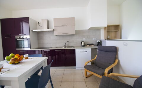 Villa i Gabbiani Otranto: Flooring, Toestel Van De Keuken, Meubilair, Hout, Interieur Ontwerp, Major Appliance, Keuken, Countertop, Verdieping, Cabinetry