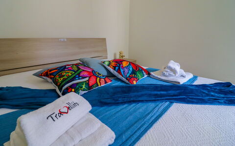 Elaia'S House Cannole: Meubilair, Flooring, Verdieping, Interieur Ontwerp, Hout, Slaapkamer, Linens, Bed, Textiel, Laken