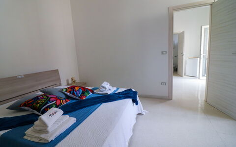 Elaia'S House Cannole: Flooring, Verdieping, Hout, Interieur Ontwerp, Meubilair, Bed, Slaapkamer, Laken, Kamer, Bedding