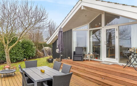 Gro - 250M from the Sea: Hout, Dak, Huis, Huis, Architectuur, Siding, Land Lot, Verblijf, Schuur, Garden Gebouwen