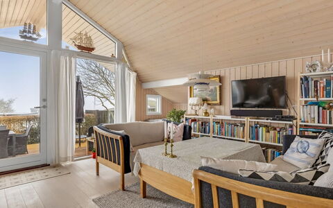 Gro - 250M from the Sea: Hout, Dak, Huis, Huis, Architectuur, Siding, Land Lot, Verblijf, Schuur, Garden Gebouwen