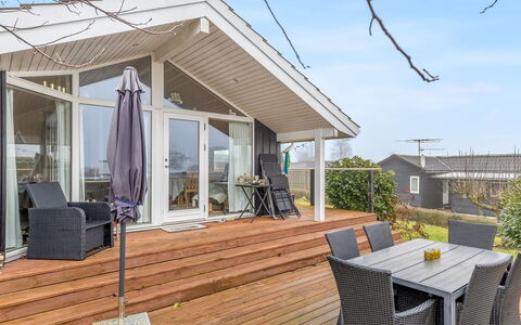 Gro - 250M from the Sea: Hout, Dak, Huis, Huis, Architectuur, Siding, Land Lot, Verblijf, Schuur, Garden Gebouwen