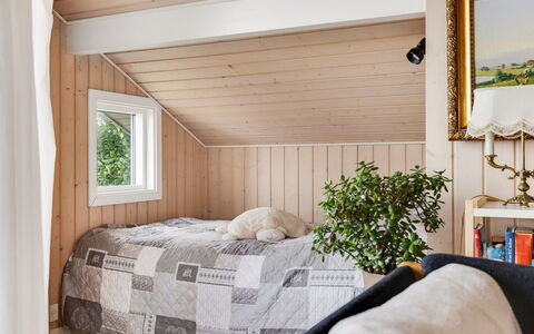 Gro - 250M from the Sea: Hout, Dak, Huis, Huis, Architectuur, Siding, Land Lot, Verblijf, Schuur, Garden Gebouwen