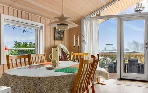 Gro - 250M from the Sea: Hout, Dak, Huis, Huis, Architectuur, Siding, Land Lot, Verblijf, Schuur, Garden Gebouwen
