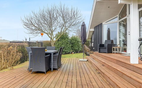 Gro - 250M from the Sea: Hout, Dak, Huis, Huis, Architectuur, Siding, Land Lot, Verblijf, Schuur, Garden Gebouwen