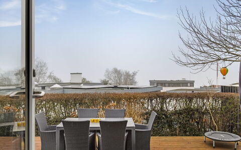 Gro - 250M from the Sea: Hout, Dak, Huis, Huis, Architectuur, Siding, Land Lot, Verblijf, Schuur, Garden Gebouwen