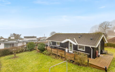 Gro - 250M from the Sea: Hout, Dak, Huis, Huis, Architectuur, Siding, Land Lot, Verblijf, Schuur, Garden Gebouwen