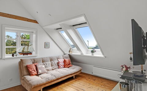 Seved - 440M from the Sea: Appartement, Schaduw, Balkon, Stoel, Hek, Buitenmeubels, Aluminium, Kunstgras