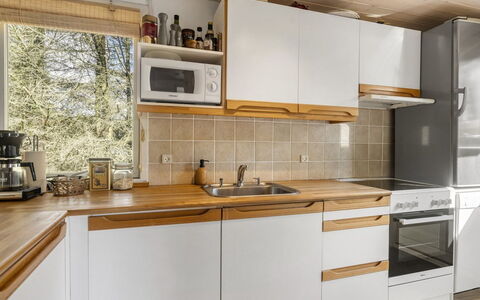 Ansfried - 900M from the Sea: Keuken, Toestel Van De Keuken, Countertop, Cabinetry, Major Appliance, Flooring, Meubilair, Hout, Interieur Ontwerp, Gootsteen