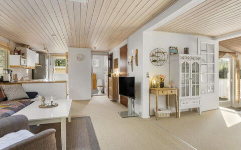 Ansfried - 900M from the Sea: Interieur Ontwerp, Meubilair, Flooring, Plafond, Verdieping, Hout, Bankstel, Woonkamer, Verlichting, Kamer
