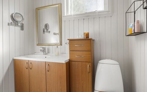 Ansfried - 900M from the Sea: Loodgieterswerkinrichting, Wastafel, Interieur Ontwerp, Flooring, Badkamerkast, Wastafel In De Badkamer, Cabinetry, Kraan, Verdieping, Badkamer