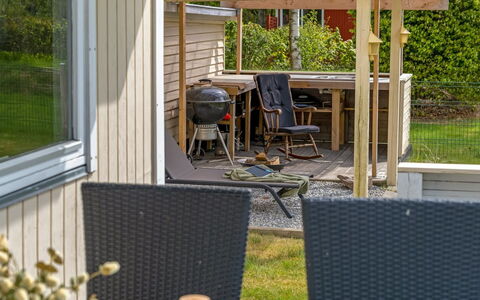 Ansfried - 900M from the Sea: Hout, Meubilair, Buitenmeubels, Veranda, Stoel, Tuin, Dek, Beits, Schaduw, Outdoor Structuur