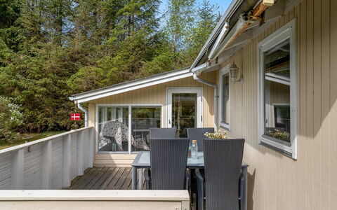 Ansfried - 900M from the Sea: Hout, Huis, Huis, Deur, Verblijf, Siding, Veranda, Dek, Hardwood, Beits