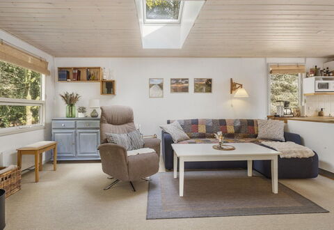 Ansfried - 900M from the Sea: Meubilair, Interieur Ontwerp, Bankstel, Flooring, Verdieping, Plafond, Kamer, Hout, Woonkamer, Stoel