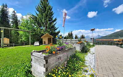 Navis 604: De Lente, Heuvel Station, Bergketen, Tuin, Vallei, Landscaping, Alpen, Lariks, Hek