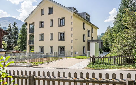 Chesa Chalcherin 3: Gebouw, Venster, Huis, Huis, Woongebied, Architectuur, Verblijf, Landgoed, Hek, Siding