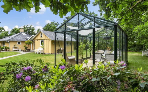 Holmsten - 250M to the Fjord: Meubilair, Hout, Interieur Ontwerp, Flooring, Verdieping, Stoel, Kamer, Plafond, Woonkamer, Appartement