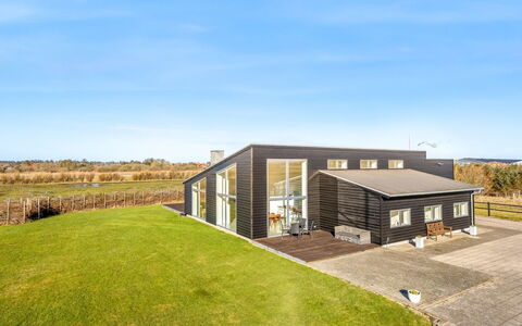 Emelita - 1.4Km from the Sea: Meubilair, Hout, Interieur Ontwerp, Flooring, Verdieping, Stoel, Kamer, Plafond, Woonkamer, Appartement