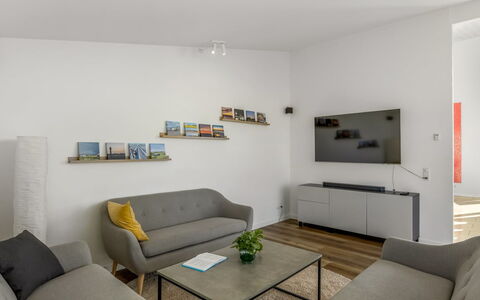 Emelita - 1.4Km from the Sea: Meubilair, Hout, Interieur Ontwerp, Flooring, Verdieping, Stoel, Kamer, Plafond, Woonkamer, Appartement