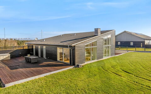 Emelita - 1.4Km from the Sea: Meubilair, Hout, Interieur Ontwerp, Flooring, Verdieping, Stoel, Kamer, Plafond, Woonkamer, Appartement