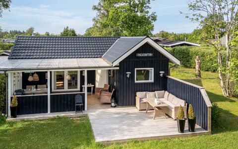 Nikica - from the Sea: Huis, Dak, Verblijf, Huis, Veranda, Siding, Gazon, Garden Gebouwen, Backyard, Werf