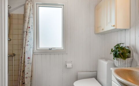 Nikica - from the Sea: Muur, Hout, Loodgieterswerkinrichting, Flooring, Verdieping, Interieur Ontwerp, Badkamer, Wc Bril, Toilet, Wastafel