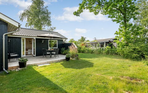 Nikica - from the Sea: Huis, Dak, Huis, Woongebied, Verblijf, Struik, Tuin, Gazon, Groundcover, Landgoed