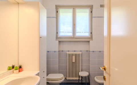Casa Aldes: Flooring, Verdieping, Interieur Ontwerp, Loodgieterswerkinrichting, Badkamer, Kamer, Loodgieter, Kraan, Wastafel, Appartement