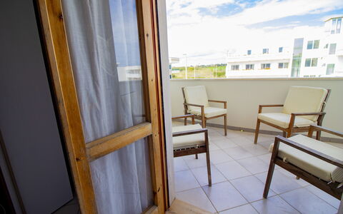 Anisia'S Home Otranto: Hout, Verdieping, Appartement, Hardwood, Beits, Balkon, Stoel, Houten Vloer, Daylighting, Plank