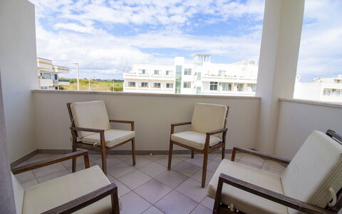 Anisia'S Home Otranto: Appartement, Balkon, Plafond, Stoel, Condominium, Hardwood, Daylighting, Keuken En Eettafel