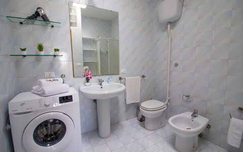 Anisia'S Home Otranto: Loodgieterswerkinrichting, Flooring, Badkamer, Verdieping, Toilet, Interieur Ontwerp, Wc Bril, Wastafel In De Badkamer, Wastafel, Loodgieter