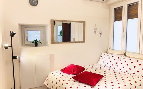 Studio Piccolo al Verticale - Levanto: Meubilair, Bed, Interieur Ontwerp, Slaapkamer, Bedding, Muur, Laken, Verdieping, Kamer, Hout