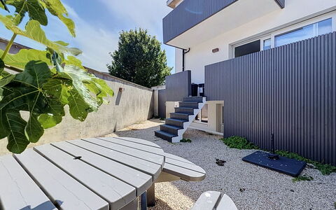 Wanderlust Belgium with Parking: Samengesteld Materiaal, Schaduw, Tuin, Beton, Landscaping, Backyard, Werf, Balkon, Binnenplaats, Home Schermen