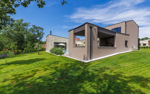 La Mari: Architectuur, Huis, Facade, Woongebied, Huis, Dak, Landgoed, Tuin, Landscaping, Verblijf