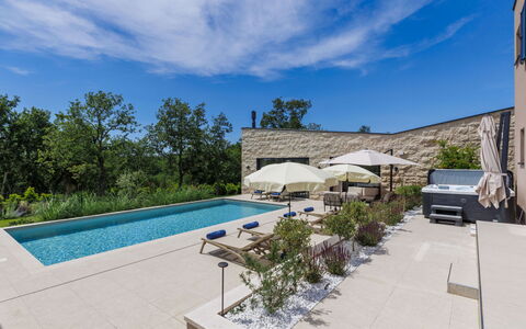 La Mari: Zwembad, Samengesteld Materiaal, Landgoed, Tuin, Flagstone, Schaduw, Landscaping, Beton, Binnenplaats, Villa