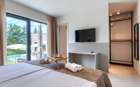 La Mari: Meubilair, Appartement, Stoel, Slaapkamer, Buitenmeubels, Schaduw, Ontwerp, Toevlucht, Bed, Bed Frame
